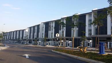 Laman Glenmarie 3-level golf-view house