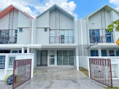 Freehold Brand New Unit