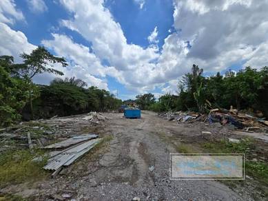 Shah Alam Batu Tiga Seksyen 22 Facing Main Road Besides Petrol Station