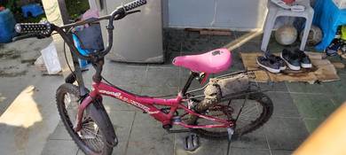 Basikal pink "i like" berkayuhan.