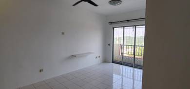 Vista Pinggiran | Seri Kembangan | Partly Furnish| 1 Car Park |Balcony