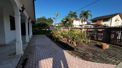 70 x 100 TANAH LUAS 🔥 2-Storey Bungalow Seksyen 3 Shah Alam FOR SALE!