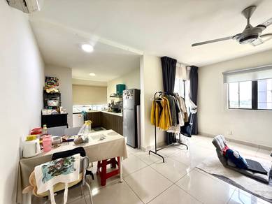 Maisson 1r1b partially furnished corner unit well maintained FREEHOLD
