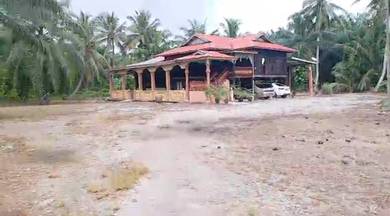 Tanah Freehold Berserta Rumah Berhadapan Jalan Utama Untuk Dijual