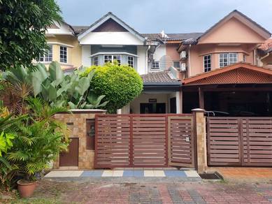 Teres 2 Tingkat, Jalan Ferum, Seksyen 7. Renovated Unit. Facing Open!