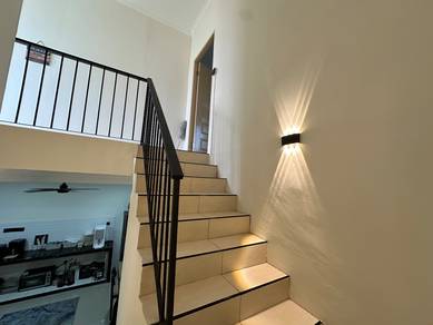 UNTUK DIJUAL, Rumah RENOVATED Corner 2 Tingkat