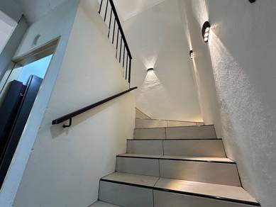 UNTUK DIJUAL, Rumah RENOVATED Corner 2 Tingkat