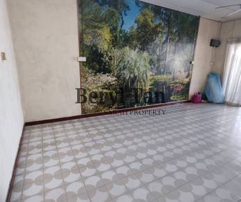 For Sale - 𝐒𝐢𝐧𝐠𝐥𝐞 𝐒𝐭𝐨𝐫𝐞𝐲 𝐂𝐨𝐫𝐧𝐞𝐫 𝐓𝐞𝐫𝐫𝐚𝐜𝐞