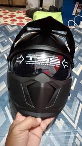 Helmet (Baru)