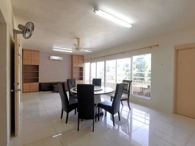 Mid floor, renovated, swimming pool view & 2 car parks!