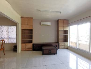Mid floor, renovated, swimming pool view & 2 car parks!