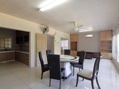 Mid floor, renovated, swimming pool view & 2 car parks!