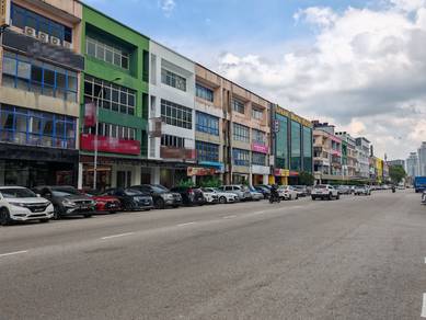 Roi 4.7% Main road of Permas 2 Adjoining 4 Storey Shop Corner Lot CIQ