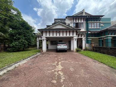 Spacious Corner Lot in Excellent Condition, Generous Living Space