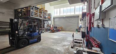 Factory Office in Bukit Kemuning Industrial Renovated with Cargo Lift