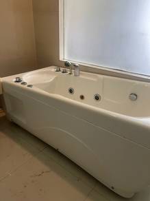 jacuzzi bath tub