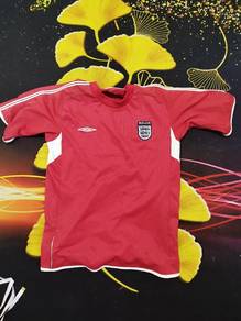 Jersi England Umbro warna merah – away kit klasik.