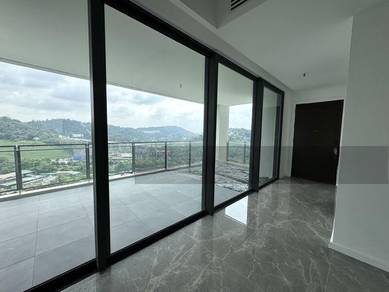 Emphasizes a lush, vibrant green view