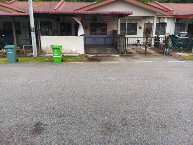 < FACING PADANG> Teres Setingkat Taman Desa Bongsu Lanchang, Pahang