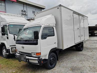 2015 Nissan UD YU41T5 18ft Box 1 owner no green