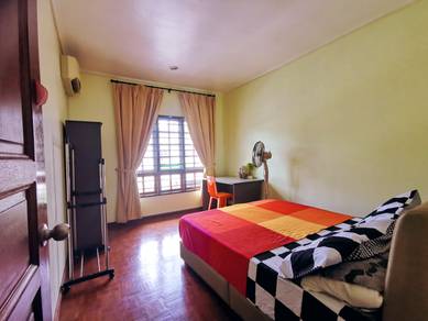Spacious and Cosy Queen Bed Room for Rent in Stutong, Kuching