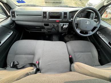 Toyota HIACE 2.5 WINDOW VAN 15 SEAT FULL LOAN