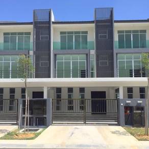Bangi Avenue 3 Storey 7room 7bath Seri Putra, Seksyen 7 facing Field