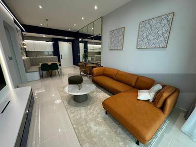Golf View! Tastefully design! Perfect condition! Move in now!