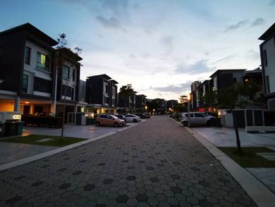 Below market. Renovated Big size Sunway Montana 2 storeys Townhouse