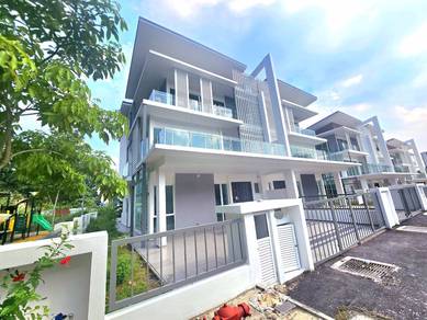 3 Storey Semi D   End Lot unit Taman Tropika Puncak Melawati, KL