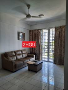 Putra Place, Pool view Partially Renovated Furnished, 1 Carpark,1000sf