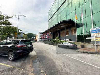 Ground Floor Corner Lot Retail in PJ for rent !