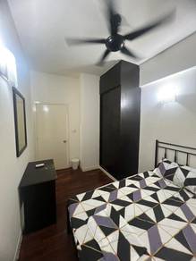 Seri Maya middle room Mix gender unit for rent, 4 min walking distance