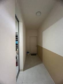 Seri Maya middle room Mix gender unit for rent, 4 min walking distance