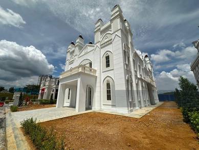 English Inspired Precinct Shop for rent in Anggun City !