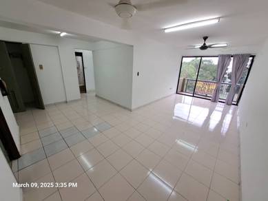 best buy ROI  7.9% cyberia smarthome condominium, lakefront cyberjaya