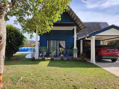 Bungalow A' FAMOSA GOLF RESORT, ALOR GAJAH FullyFurnished SwimmingPool