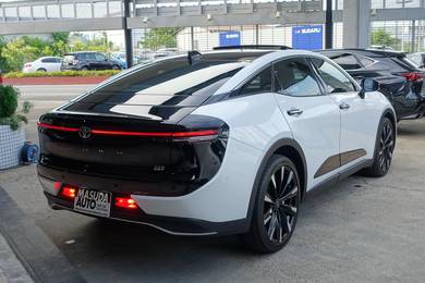 Toyota CROWN 2.4 CROSSOVER RS 4WD HYBRID