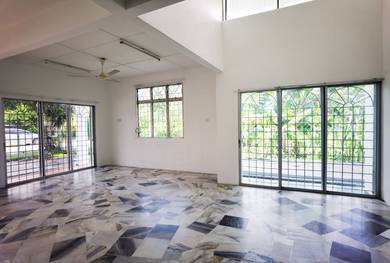 Semi D House/ Bandar Rinching Seksyen 3/ 1.5 Storey/ Freehold/Semenyih