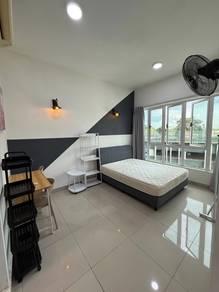Tropez Danga bay / room rent  / attach toilet/ 8 minit to CIQ