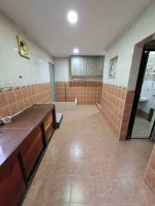 For rent Kerongsang Bandar Puteri Klang Double storey kitchen cabinet