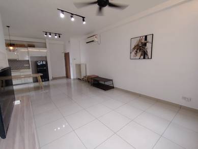 Meridin medini 3 bedroom 2 toilet partial furnish cw7l bus sg medini