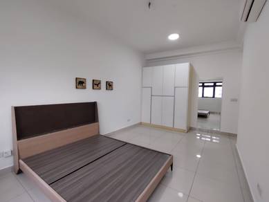 Meridin medini 3 bedroom 2 toilet partial furnish cw7l bus sg medini