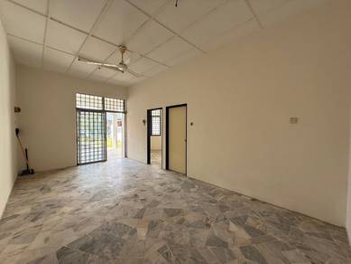 Skudai taman teratai house for sale/big size unit