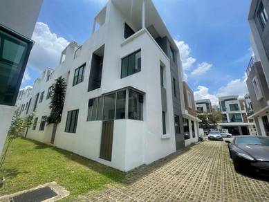 Cyberjaya Lakepoint Residence FREEHOLD 2.5 storey terrace Endlot