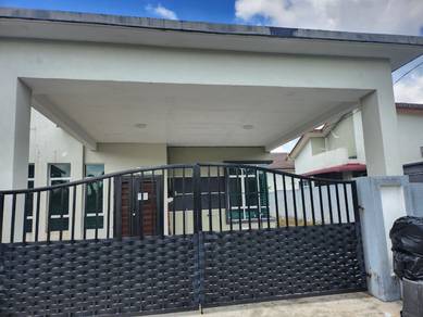 Rumah semi d berhadapan kem batu 11