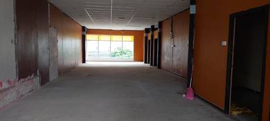 Cheap 1st Floor ampang Water Front Near LRT Free Parking Facing Main