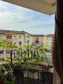 Freehold Top Floor Walking Distance to LRT