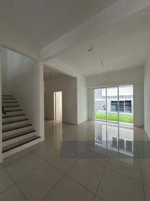 Spacious 3-Storey Villa with 5+1 Bedrooms in Canary Residence Cheras