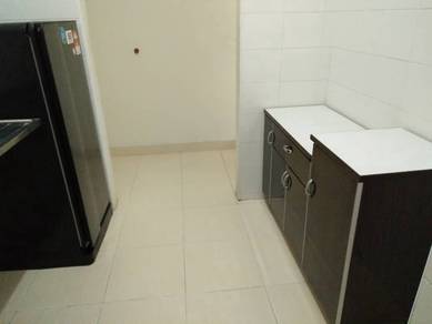 BL Garden 3-Bedrooms Approx 700sf Partly Furnished 1-Covered Carpark